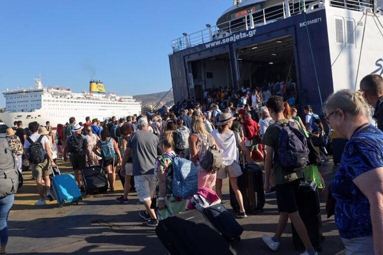 Ποια νησιά «βούλιαξαν» από τουρίστες τον Δεκαπενταύγουστο – News.gr