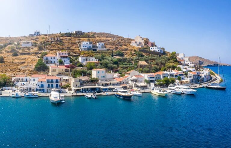 Το ειδυλλιακό νησί όπου σύμφωνα με το BBC οι Έλληνες βρίσκουν καταφύγιο από τη ζέστη