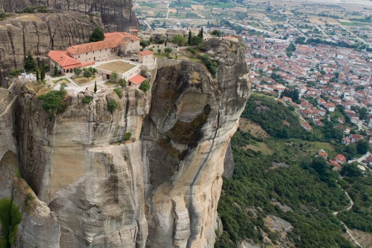 Σε κορυφαίο ταξιδιωτικό προορισμό αναδεικνύονται τα Μετέωρα – News.gr
