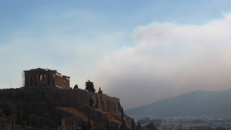 ΕΟΔΥ: Οδηγίες προστασίας από την εισπνοή καπνού σε περίπτωση πυρκαγιάς