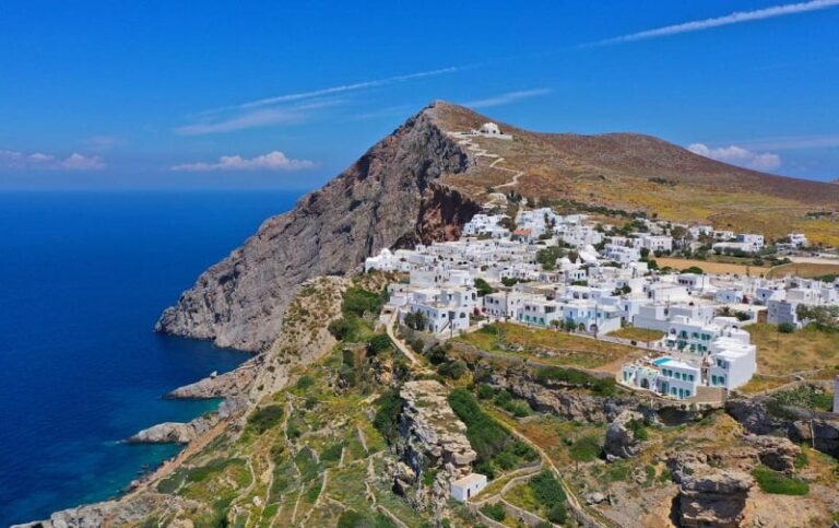 Το νησί που απέχει μόλις 45 λεπτά από τη Σαντορίνη και αποτελεί την… γαλήνια εναλλακτική της