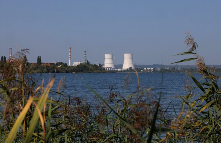 Στον πυρηνικό σταθμό ο Γκρόσι που καλεί σε «μέγιστη αυτοσυγκράτηση»