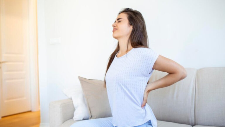 Πόνος στην πλάτη: 5 αιτίες που μπορεί να κρύβονται απο πίσω