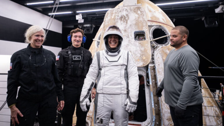 Διάστημα: Επέστρεψε από τον διαστημικό του περίπατο το πλήρωμα του Space X