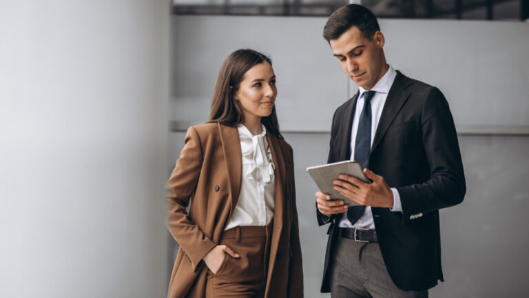 Είναι πραγματικά τόσο κακό να βγαίνεις με κάποιον που δουλεύετε μαζί;