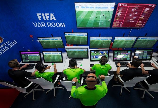 Η τεχνητή νοημοσύνη φιλοδοξεί να κάνει το VAR στο ποδόσφαιρο ταχύτερο και πιο δίκαιο