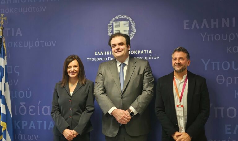 Δωρεά 100 απινιδωτών σε δημόσια σχολεία ανά την Ελλάδα