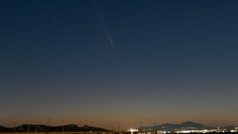 Kομήτης πέρασε πάνω από την Αττική – Φωτογραφίες από την πρώτη του εμφάνιση