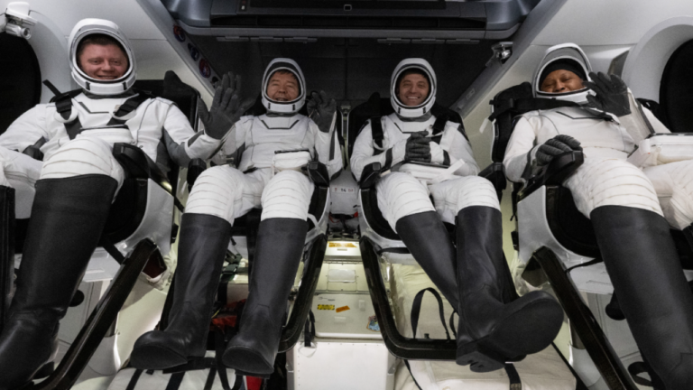 SpaceX: Επέστρεψαν στη Γη οι 4 αστροναύτες μετά από 2 μήνες καθυστέρηση