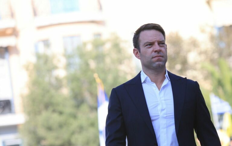 Λυσσαλέα μάχη Κασσελάκη για να χαθεί η θέση της αξιωματικής αντιπολίτευσης