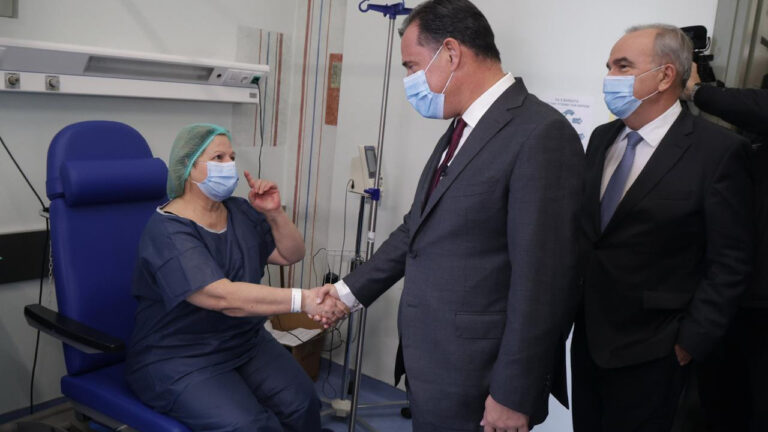 Eπίσκεψη Γεωργιάδη στο Οφθαλμιατρείο Αθηνών για δωρεάν απογευματινά χειρουργεία