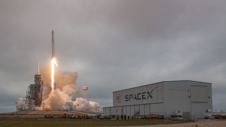 SpaceX-Shotwell: Οι εγκρίσεις εκτόξευσης πυραύλων πρέπει να «πάνε πιο γρήγορα»