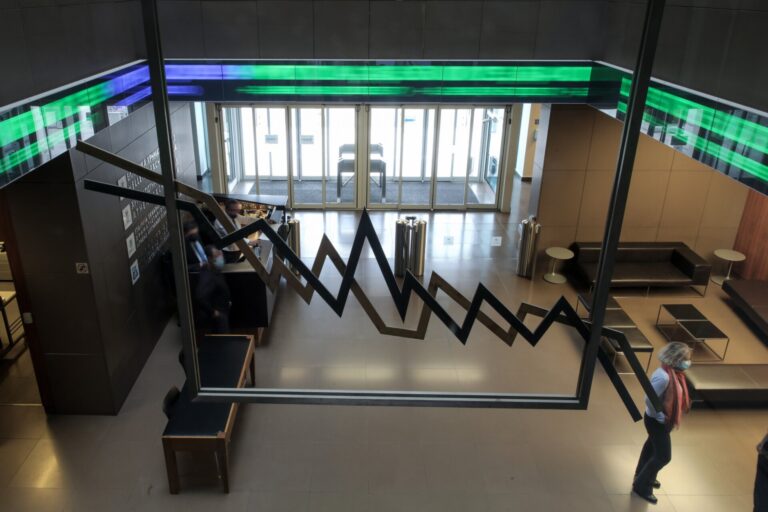 Εισηγμένες: Ποια χαρτιά… βάζουν πλάτη