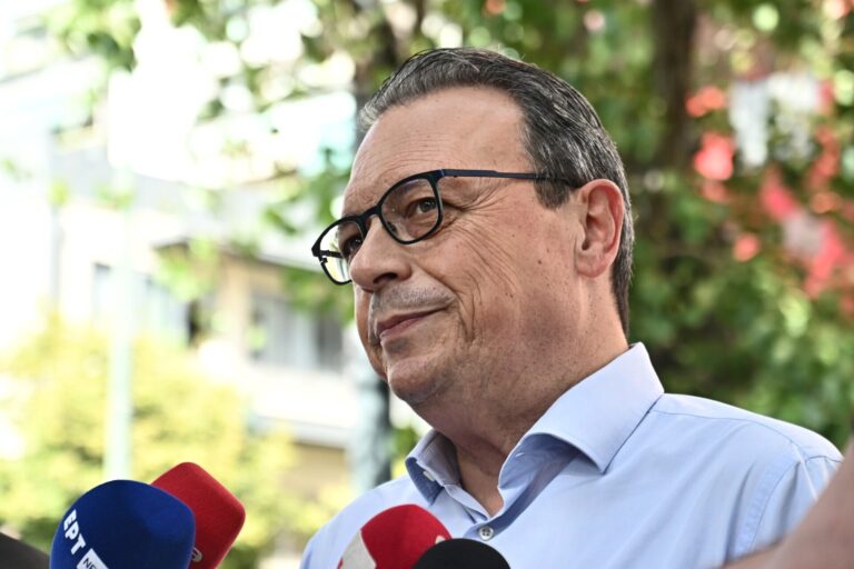 Ο Σωκράτης Φάμελλος στο λαϊκό προσκύνημα για τον Αναστάσιο