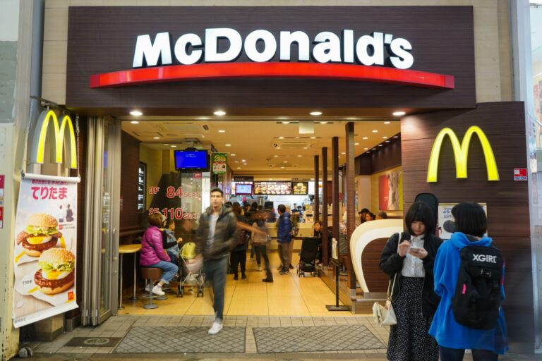 Συλλογική αγωγή εργαζομένων κατά McDonald’s για ομοφοβία, ρατσισμό και παρενόχληση