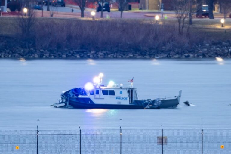 Τρία σενάρια για τη φονική σύγκρουση στον αέρα