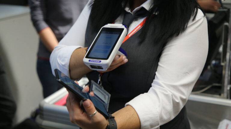 Ψηφιακή Κάρτα Εργασίας: Ξεκινά από 1η Μαρτίου η πλήρη εφαρμογή της σε τουρισμό και εστίαση