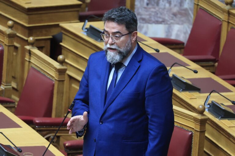 Θα ελεγχθούν οι καταγγελίες αισχροκέρδειας όσον αφορά τα αεροπορικά εισιτήρια από Σαντορίνη