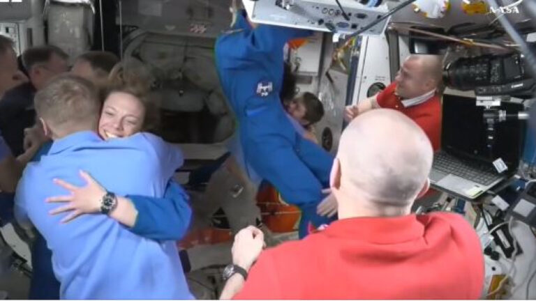 Η κάψουλα της SpaceX έφτασε στον Διεθνή Διαστημικό Σταθμό για να φέρει πίσω τους εγκλωβισμένους αστροναύτες