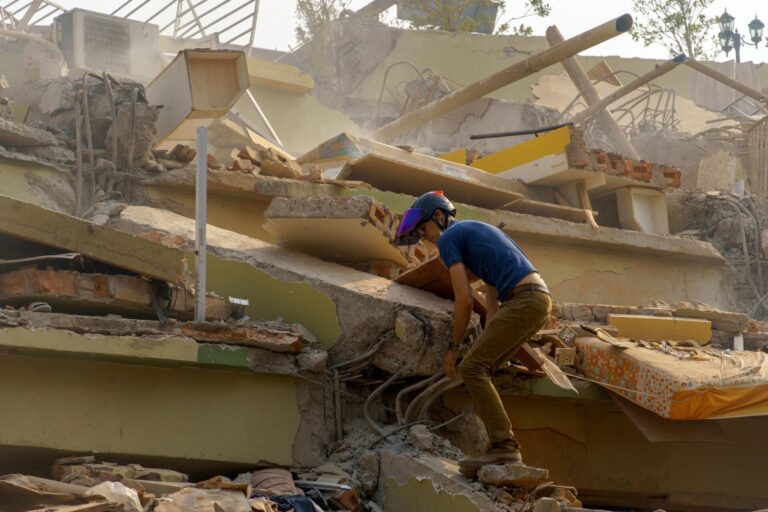 Κατεστραμμένοι δρόμοι και υποδομές εμποδίζουν τις ανθρωπιστικές επιχειρήσεις