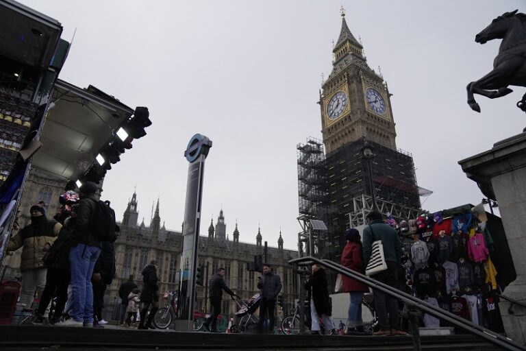 Υποχρεωτική από σήμερα η έκδοση ηλεκτρονικής ταξιδιωτικής άδειας για τους Ευρωπαίους που θέλουν να ταξιδέψουν στη Βρετανία