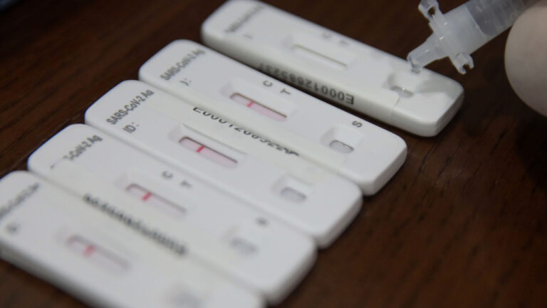 ΕΟΔΥ: Ένας θάνατος από Covid-19 και δύο από γρίπη την τελευταία εβδομάδα